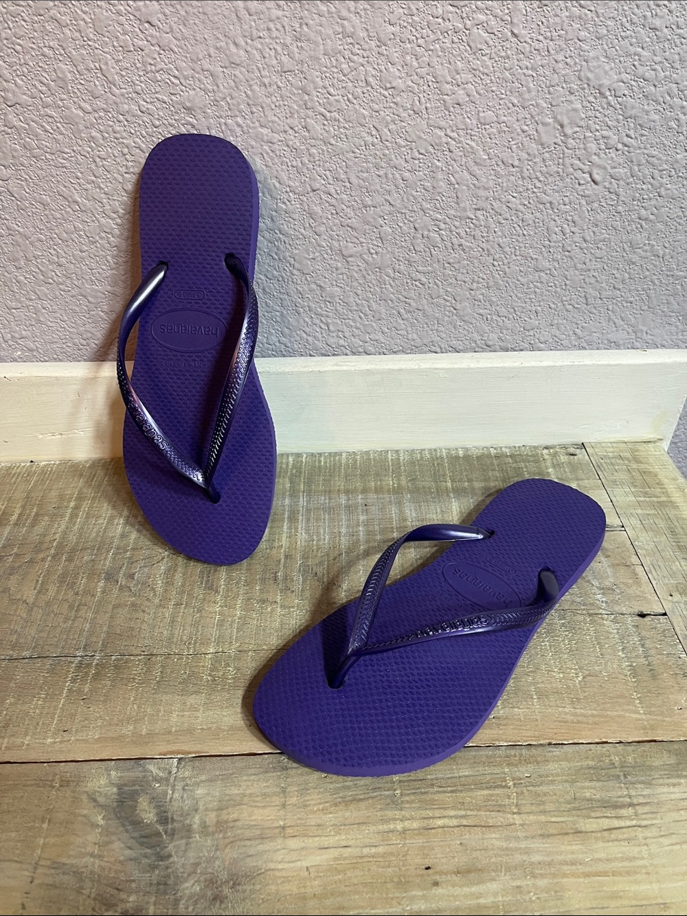 Havaianas purple flip flops - skinny straps- Sz 8( 37-38Europe)